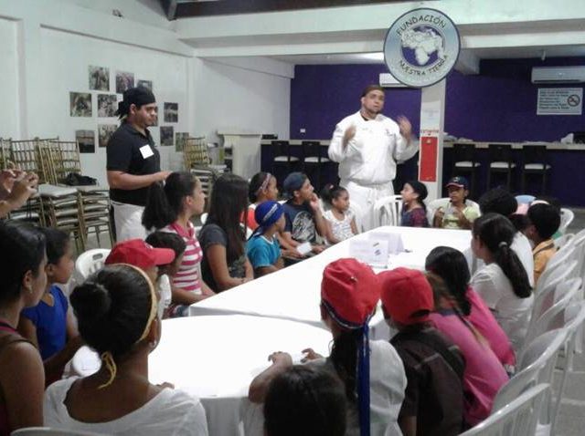 Niños de Caripito recibieron taller especial de bombonería